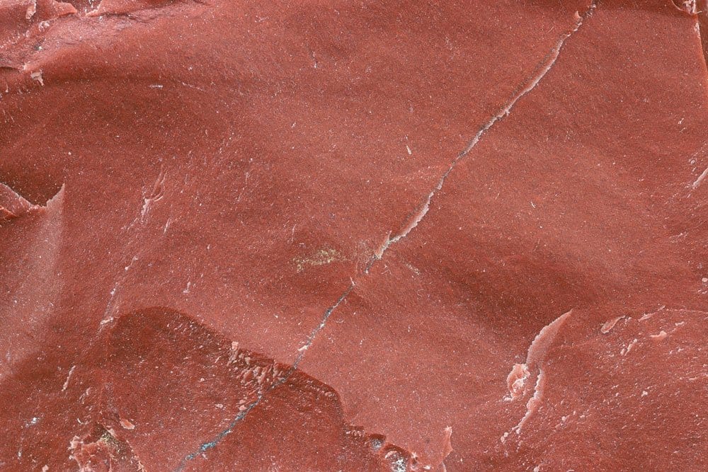 Jaspe rouge brique, calcédoine opaque