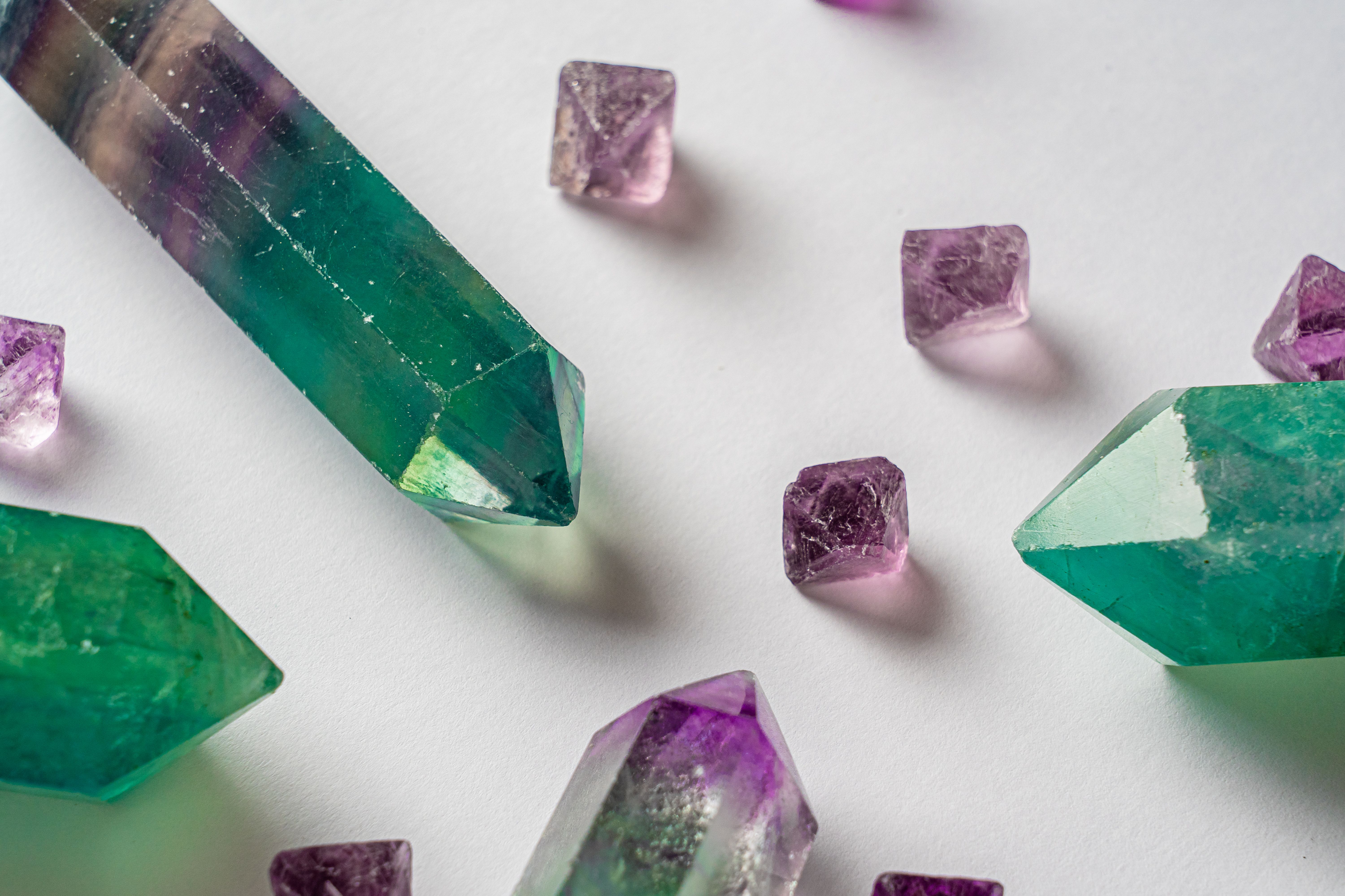 Fluorite, cristal aux zonations violettes et vertes