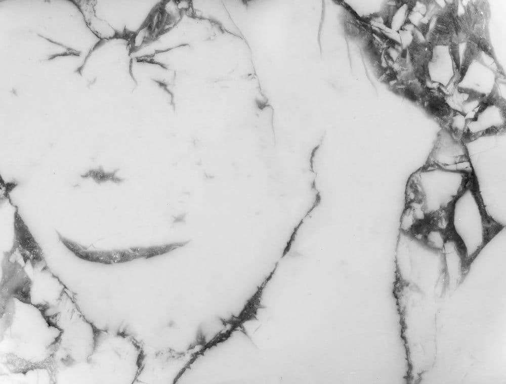 Howlite blanche veinée de gris