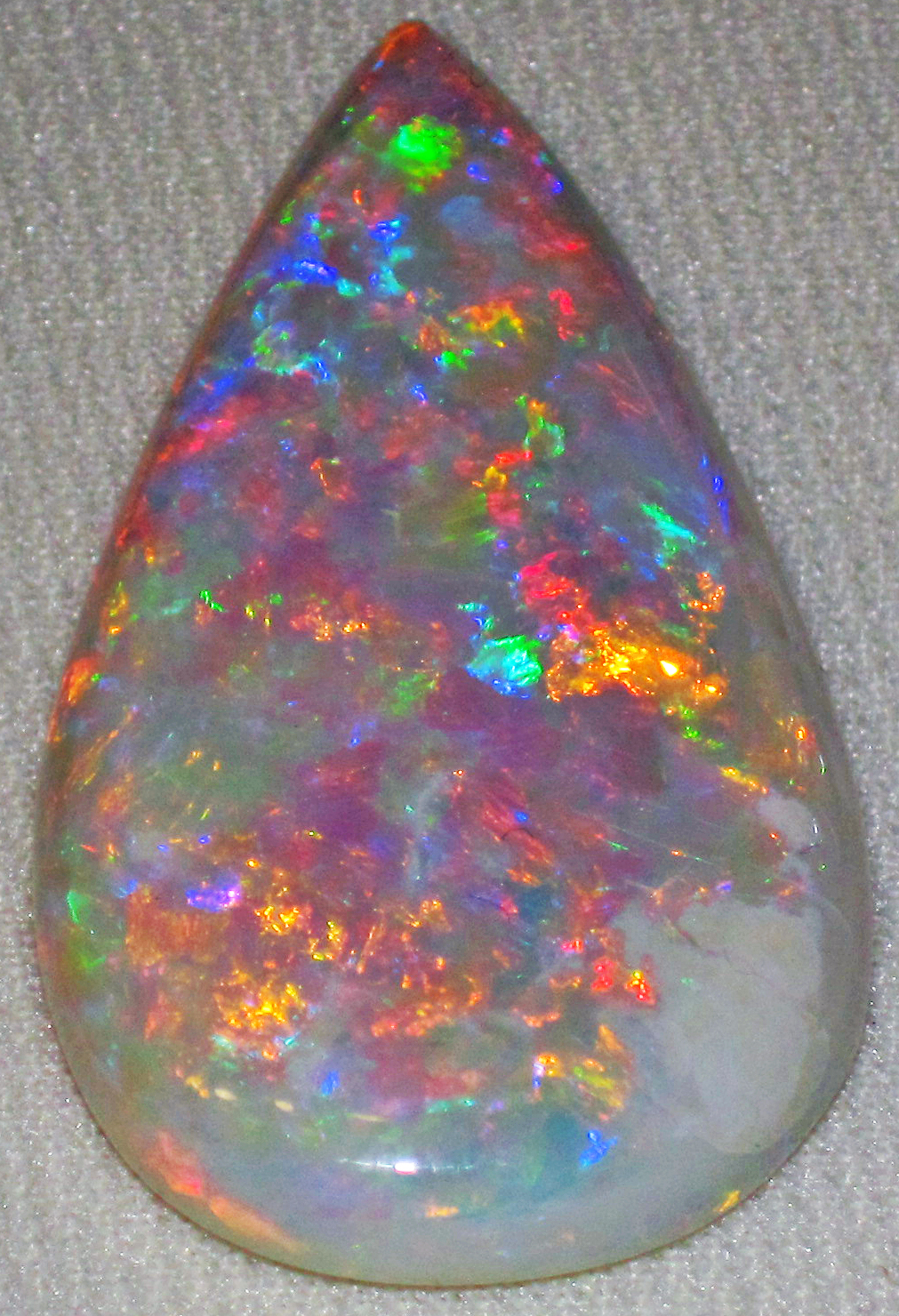 Opale précieuse d'Australie aux reflets multicolores