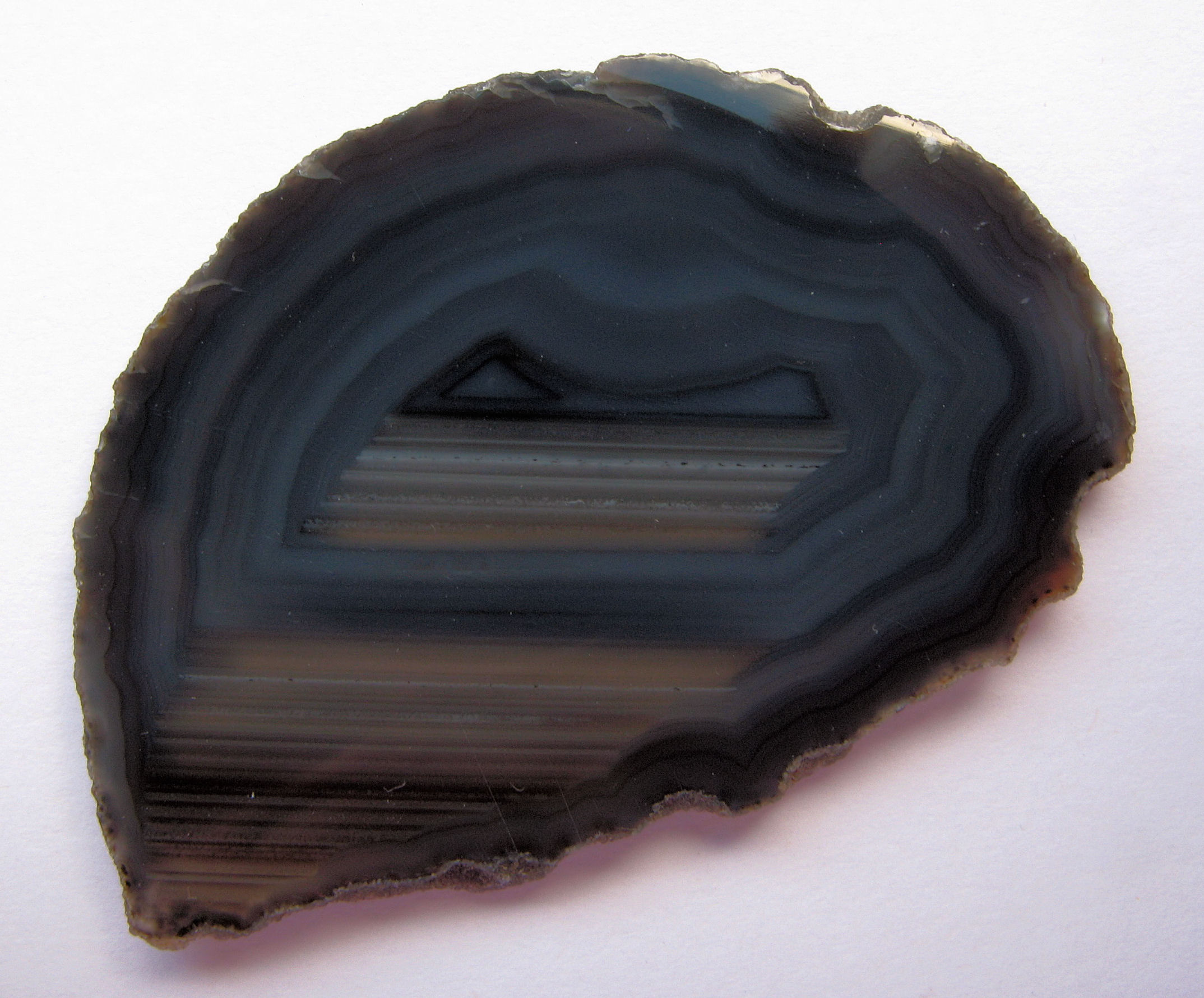 Tranche d’agate polie aux teintes naturelles gris-bleu, non traitées