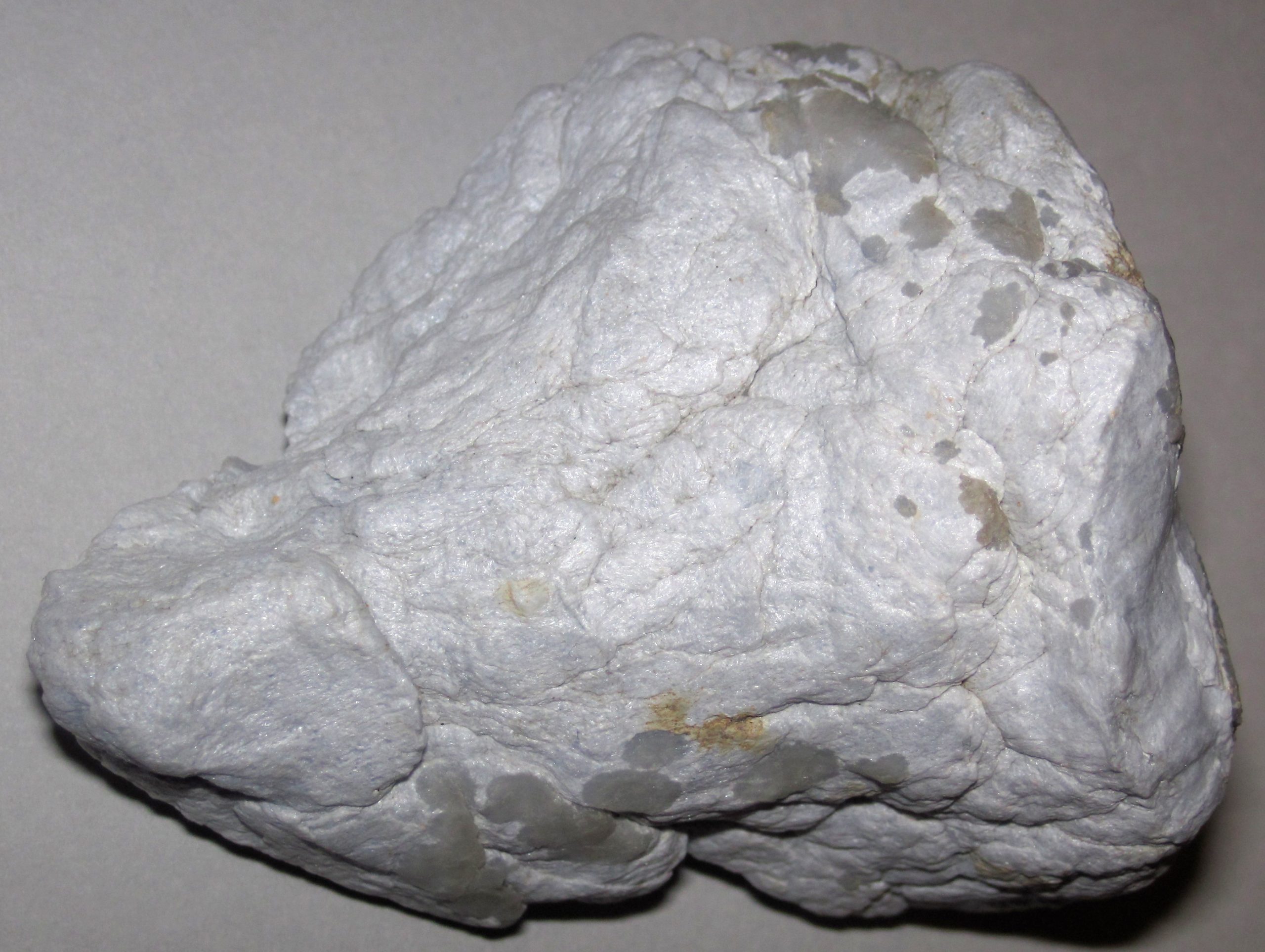 Anhydrite bleu-gris, dont l'angélite est la variété bleue