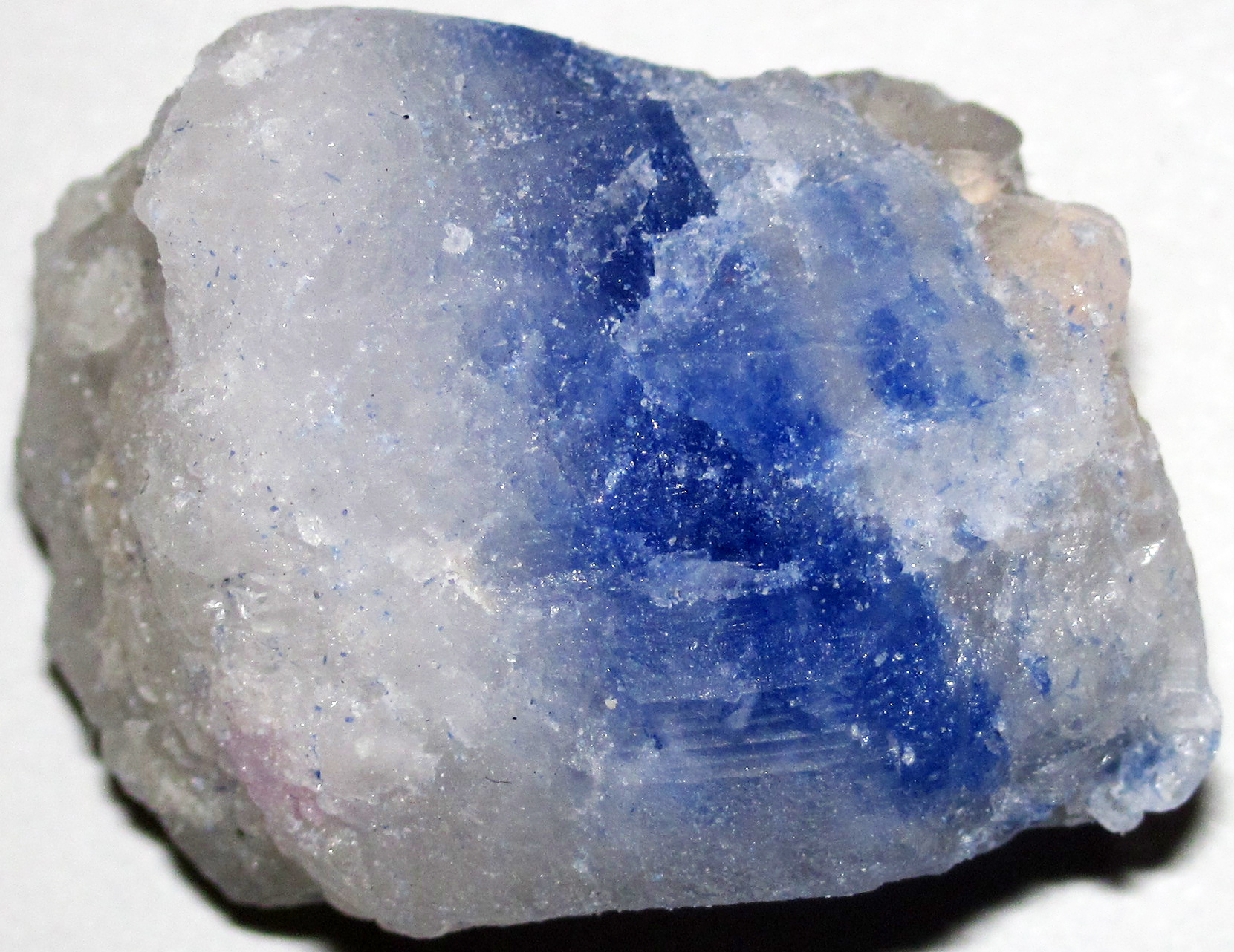 Quartz à dumortiérite bleu profond du Brésil