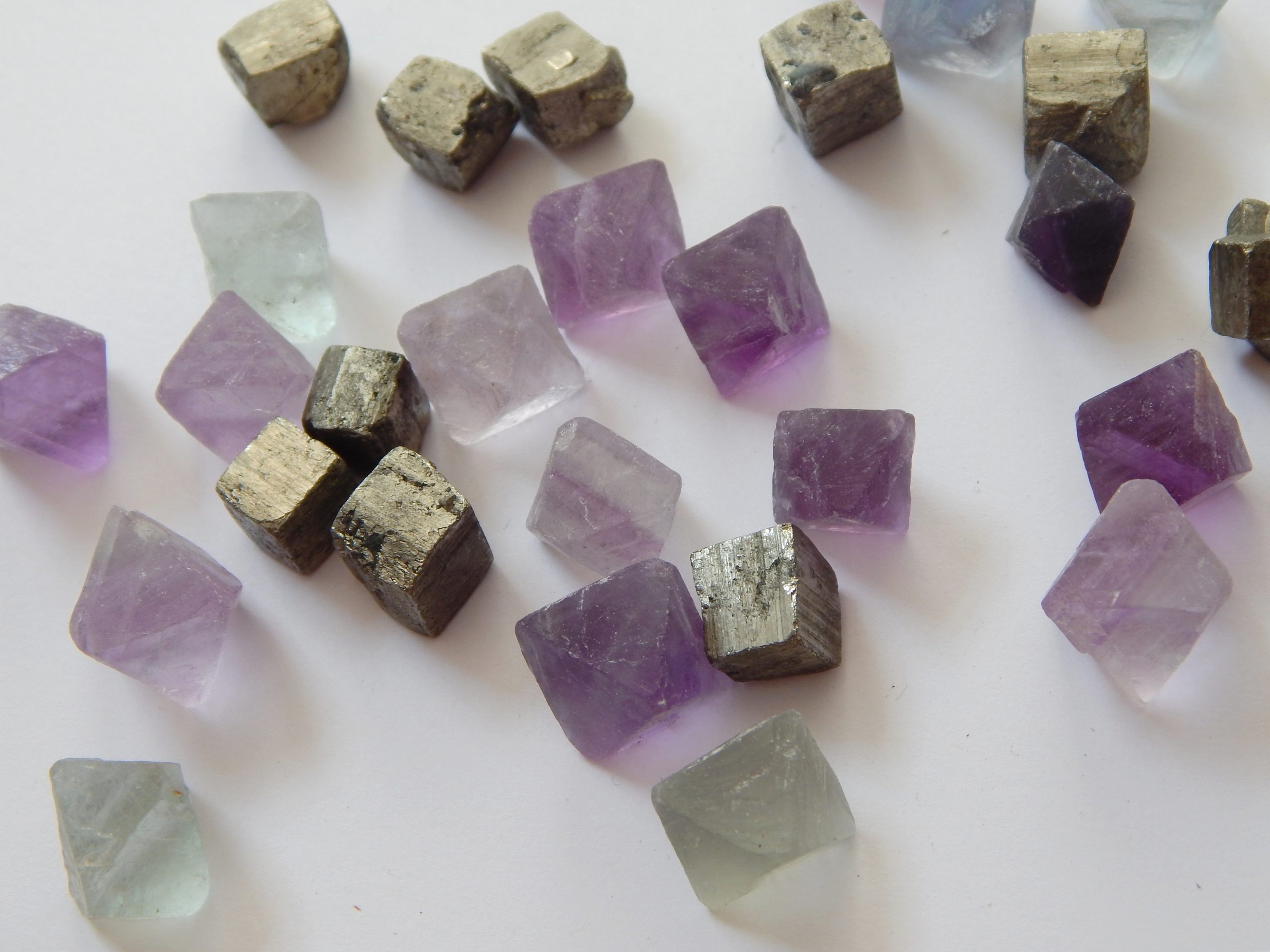 Octaèdres de fluorite et cubes de pyrite, exemples du système cristallin cubique