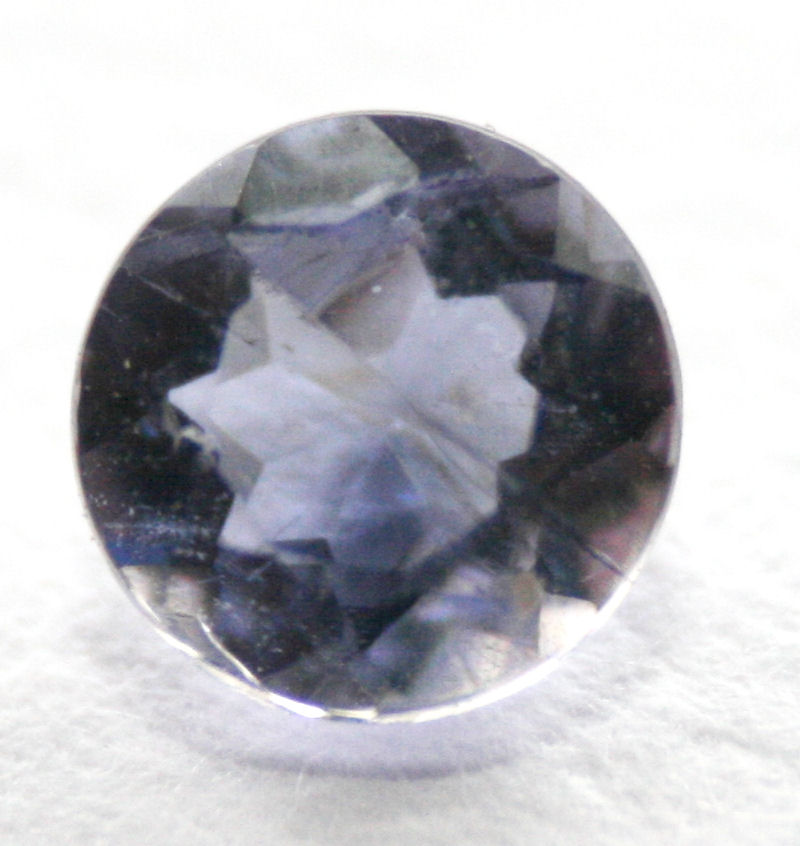 Iolite facettée bleu-violet, variété gemme de la cordiérite