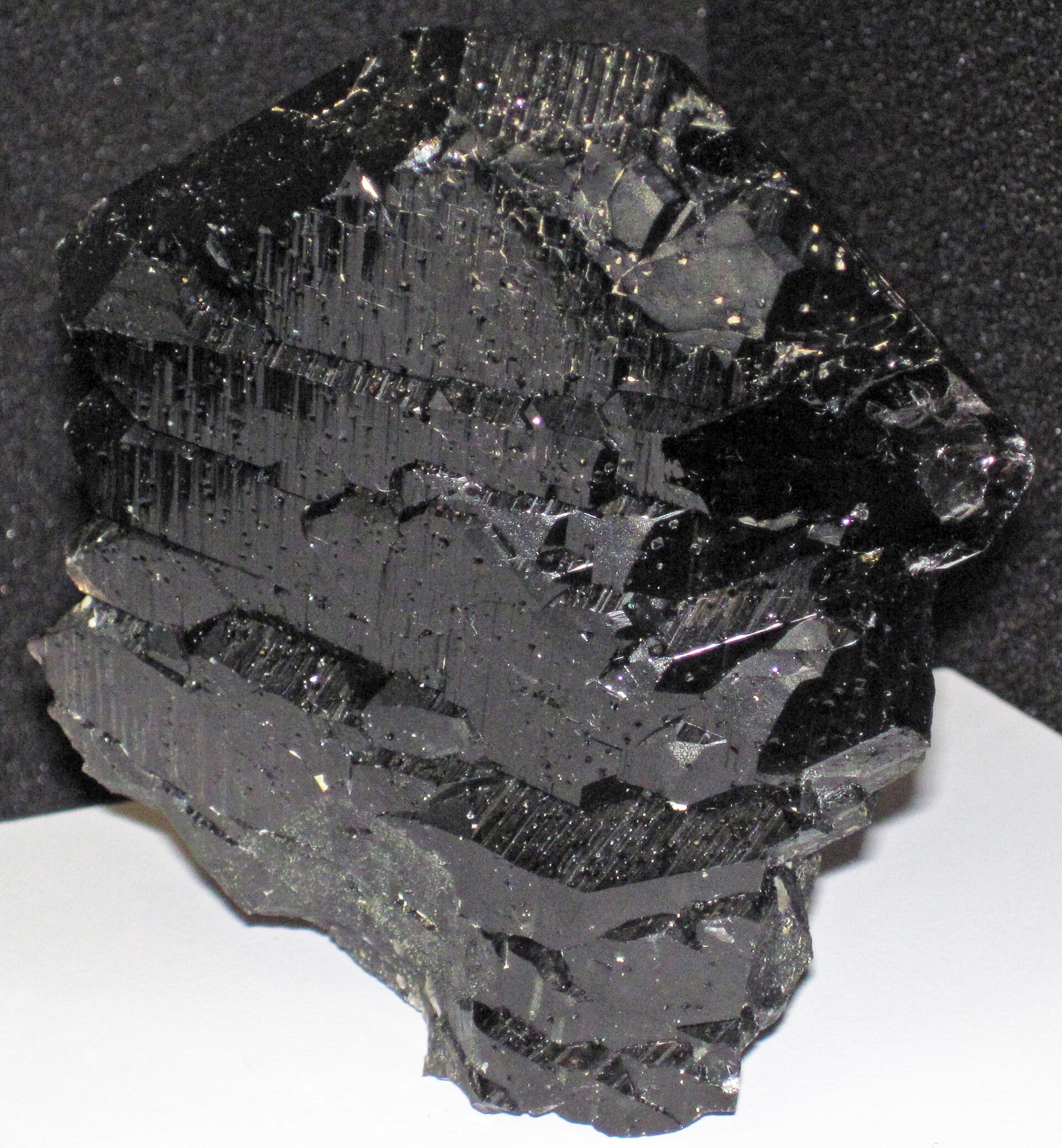 Cristal de quartz fumé gris-brun translucide