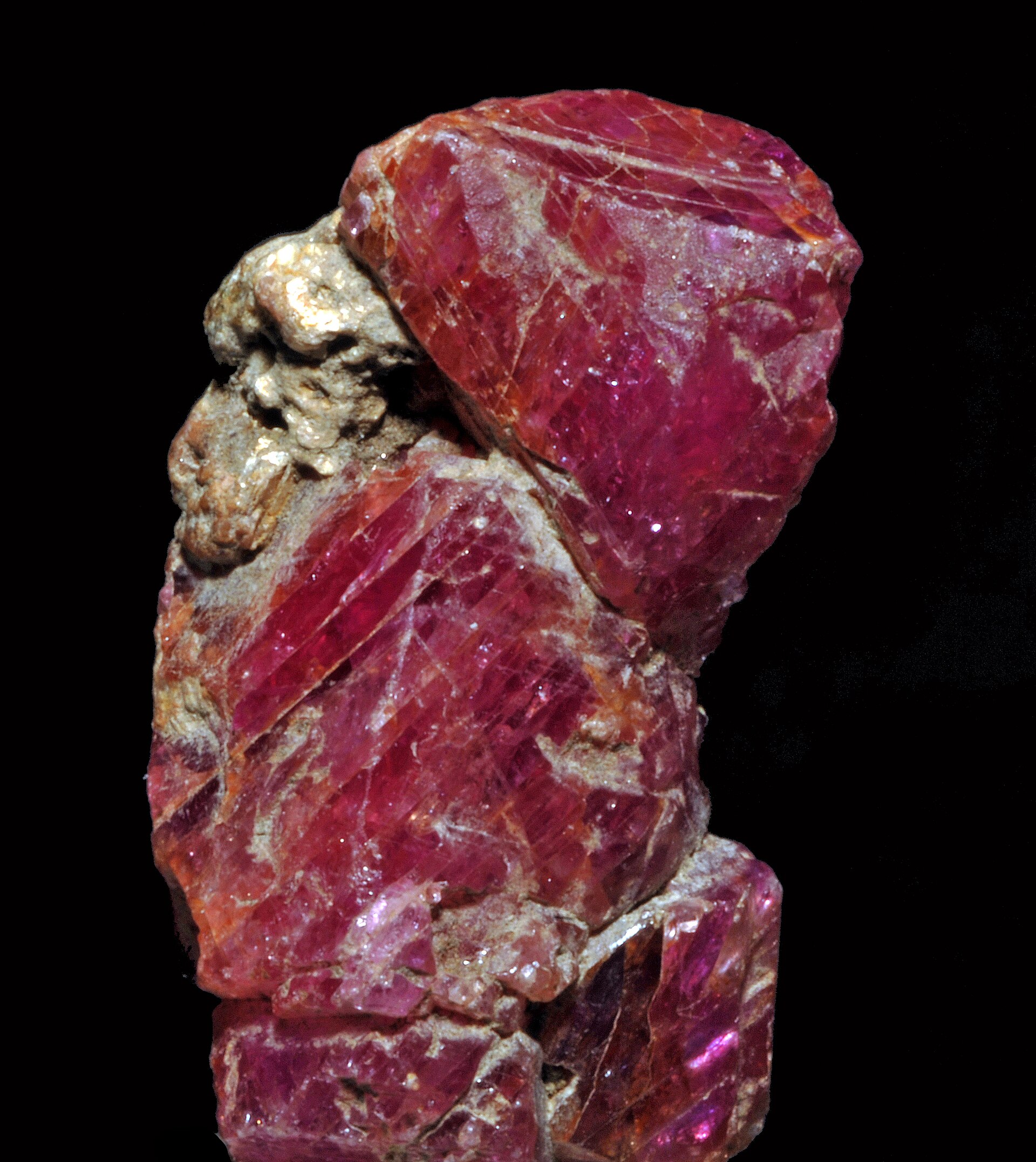 Cristaux de rubis, corindon rouge à pourpre, sur gangue, provenance Pakistan