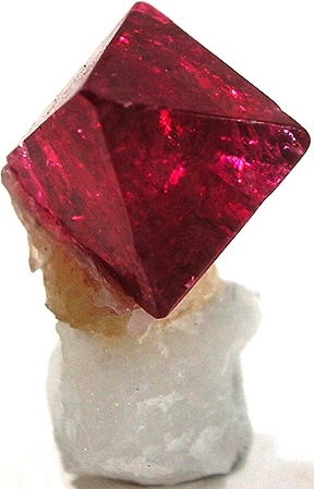 Cristaux de spinelle rouge sur gangue de calcite blanche
