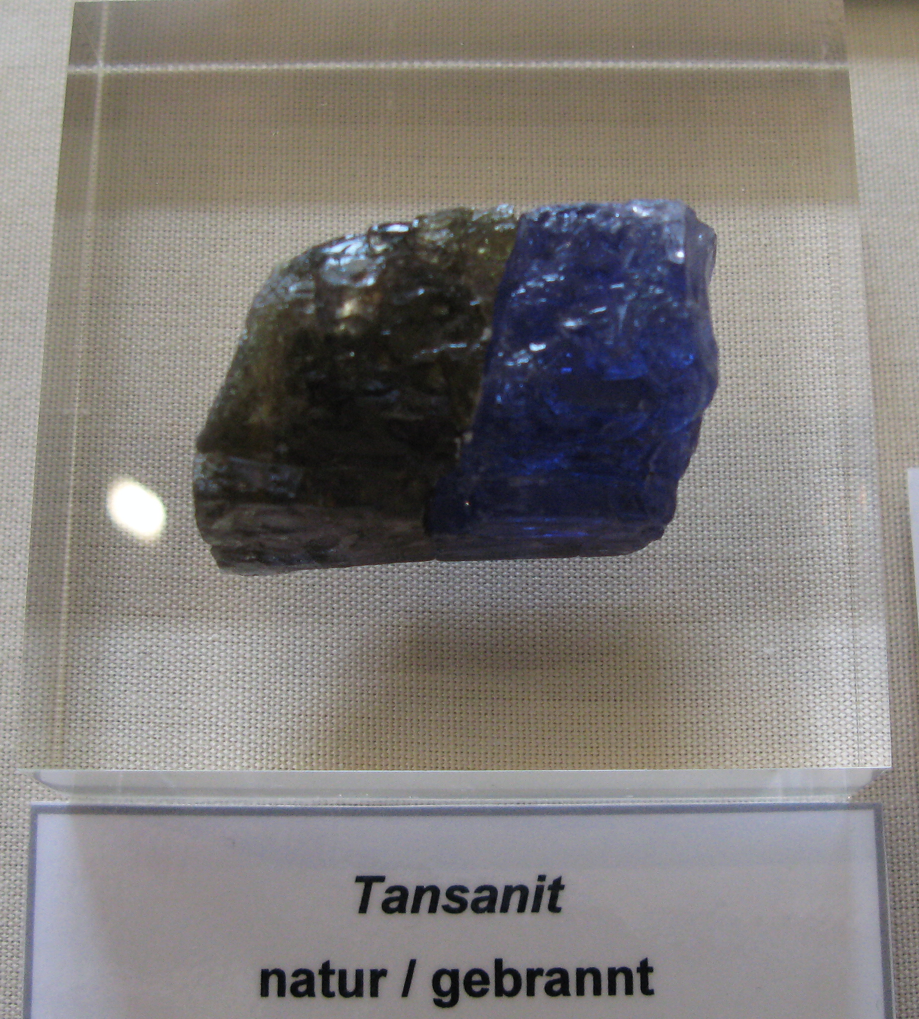 Cristaux de tanzanite, zoïsite bleu-violet, à l'état naturel et après chauffe