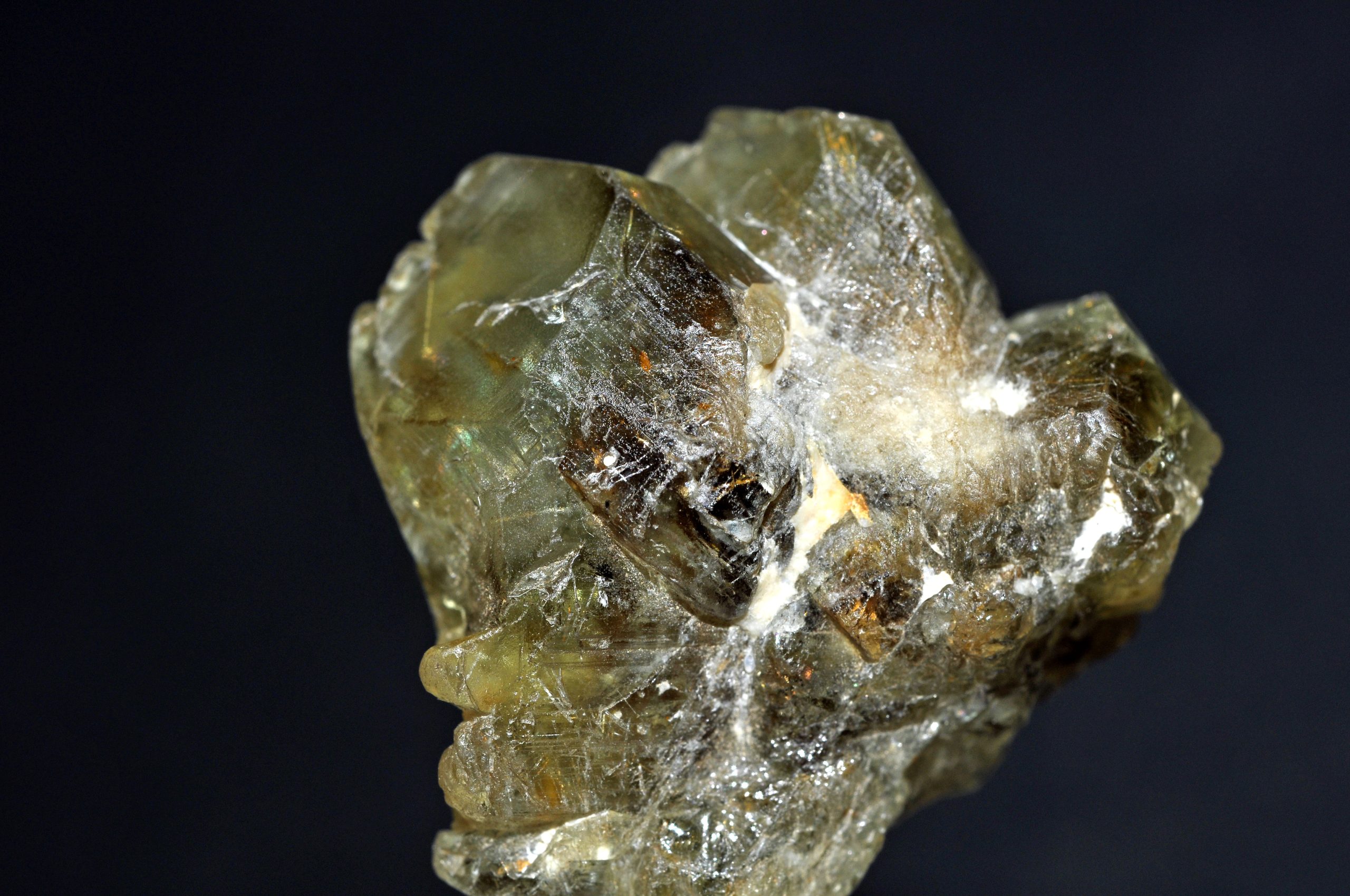 Cristal de chrysobéryl variété alexandrite du Brésil, à changement de couleur