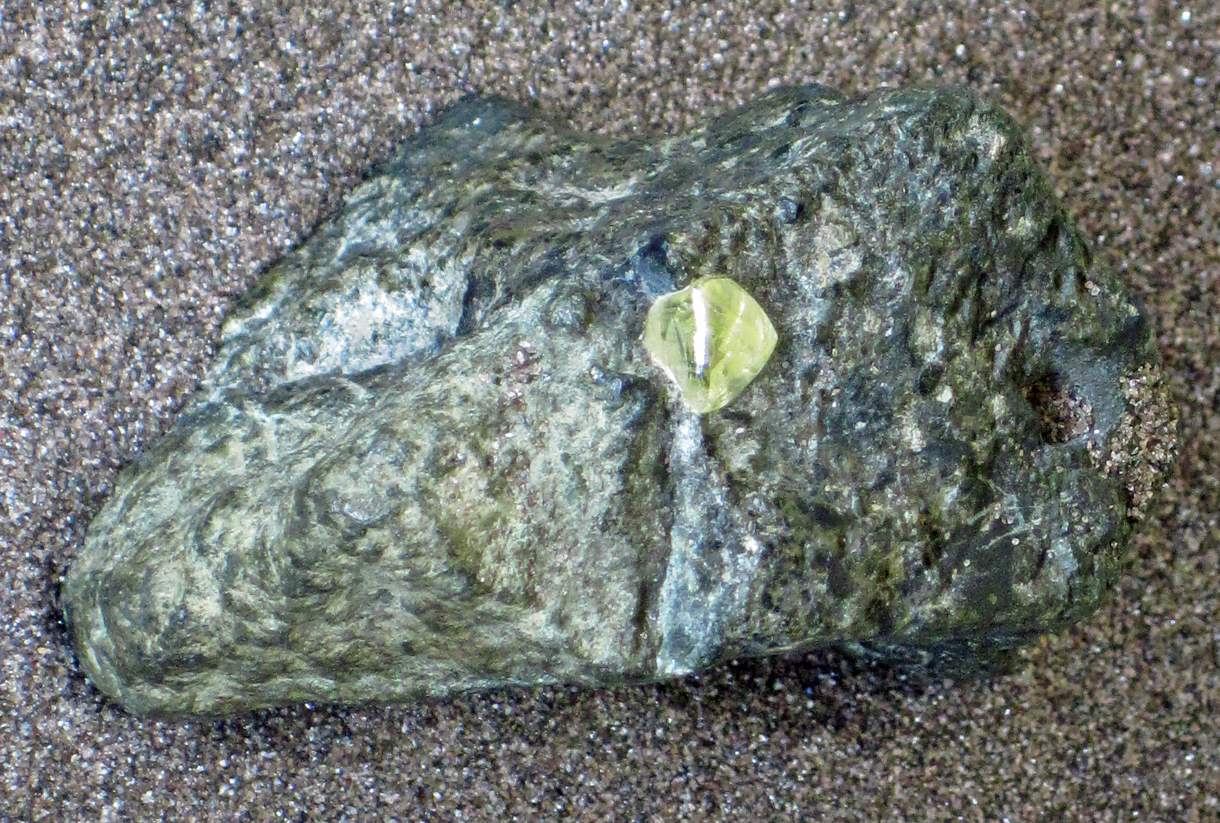 Cristal de diamant brut octaédrique dans sa gangue de kimberlite