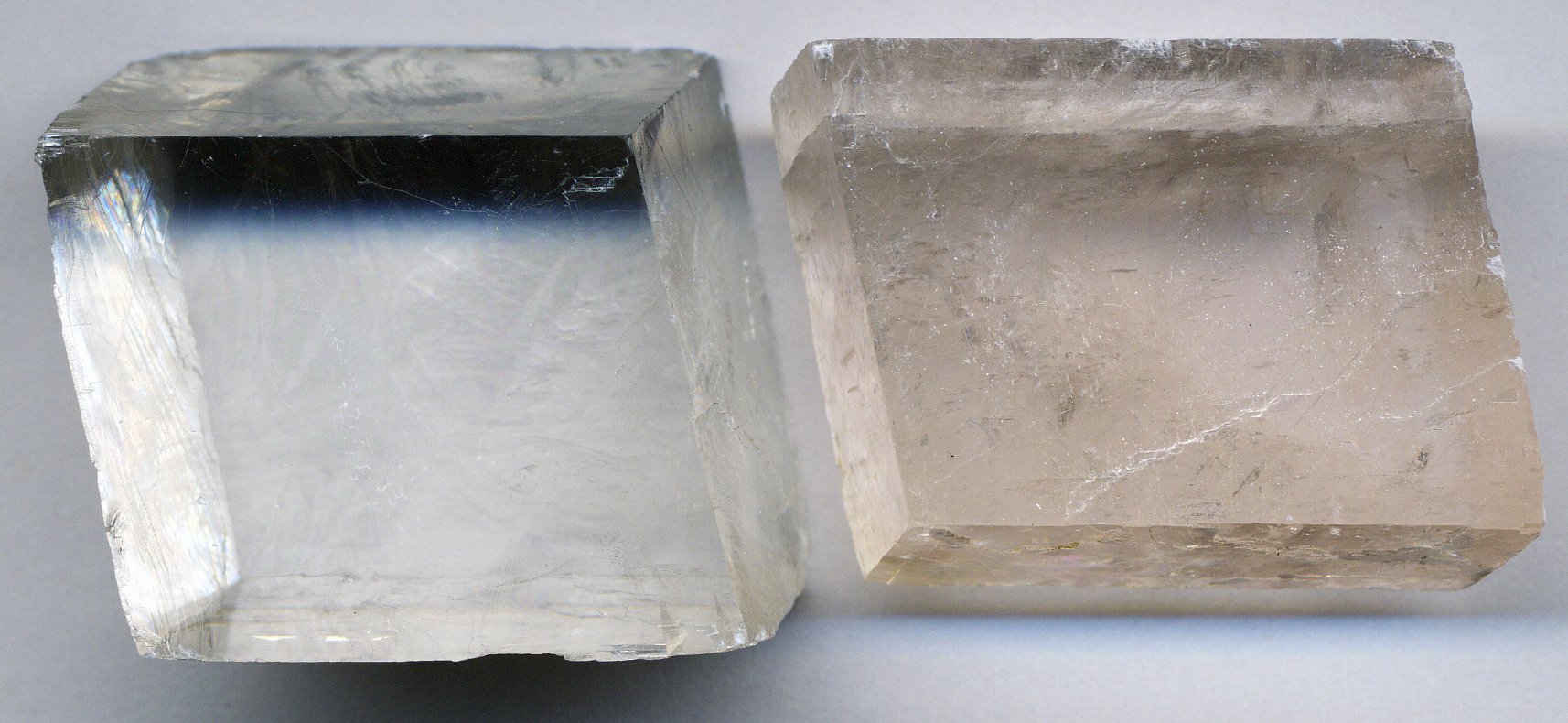 Deux fragments de calcite à clivage rhomboédrique, faces planes et parallèles
